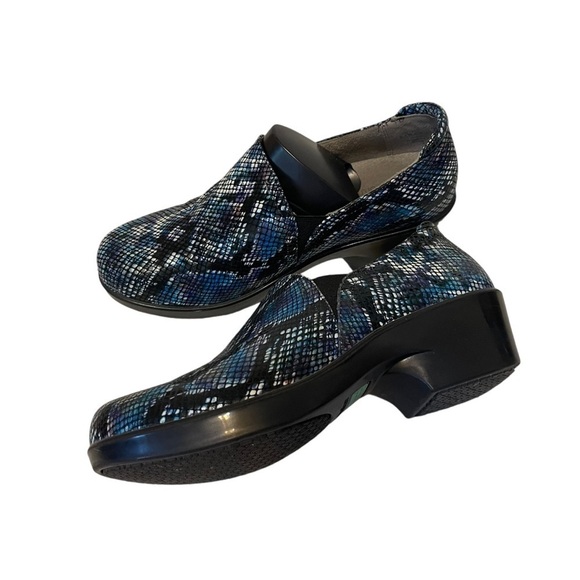 Women’s NATURALIZER @ Work Ortholite Blue Reptile Snake Clogs Slip On Work Shoes - Picture 4 of 8